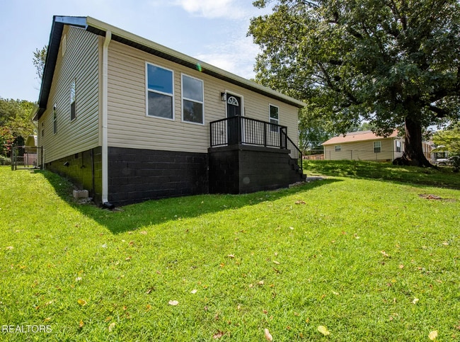 Building Photo - 830 Vermont Ave