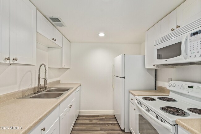 Building Photo - 3131 W Cochise Dr