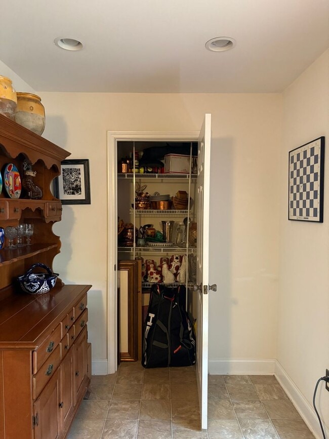 Building Photo - Large, private home in Rivercliff