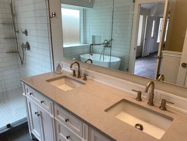 Building Photo - $500 Off First Full Month’s Rent with Move...