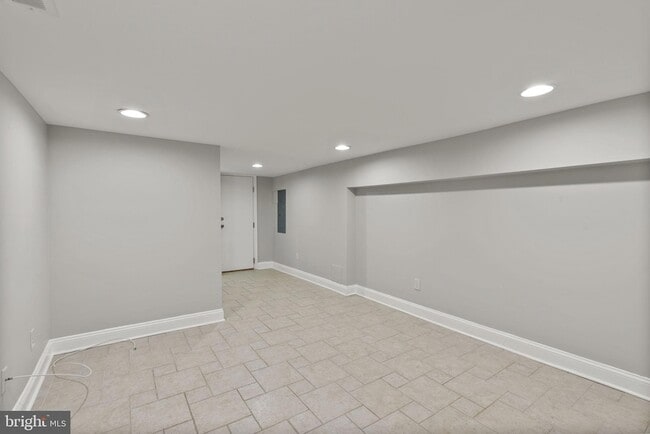 Building Photo - 3215 Fleet St