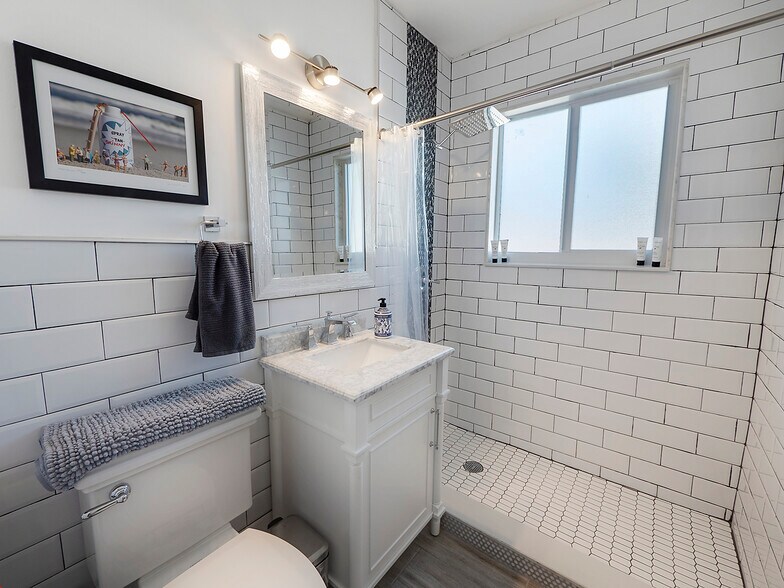 Building Photo - 1236 Beach Rd