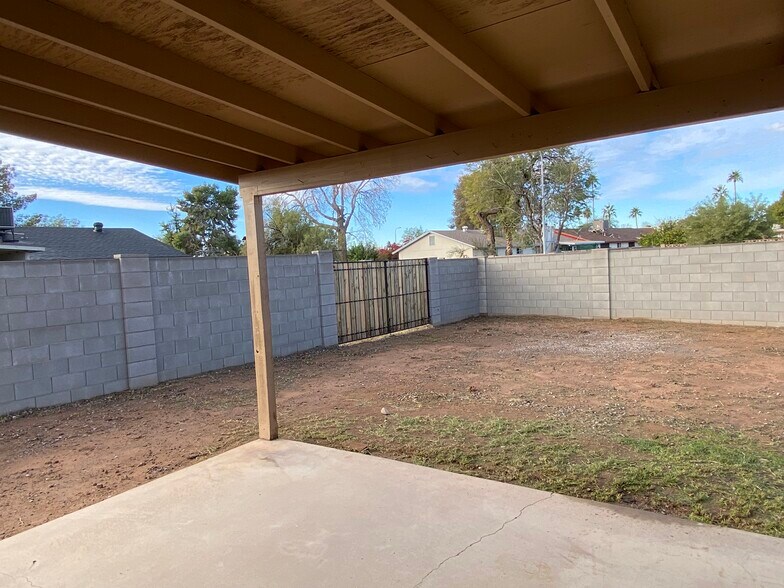 Building Photo - 1723 W Rosal Dr