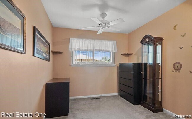 Building Photo - 6900 Crestwood St