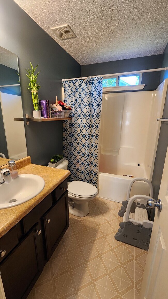 Building Photo - Convenient to west gate of Ft Moore