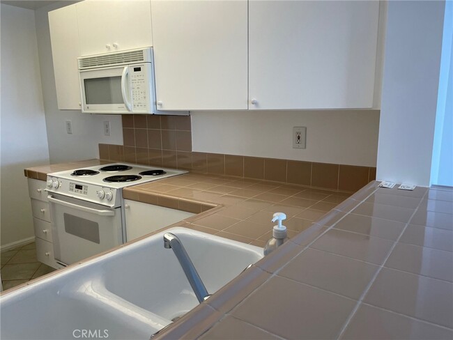 Building Photo - 525 E Seaside Way