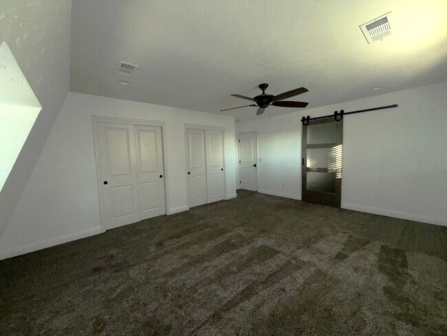 Building Photo - 4-bedroom, 2-bathroom home located in the vibrant city of Visalia, CA.