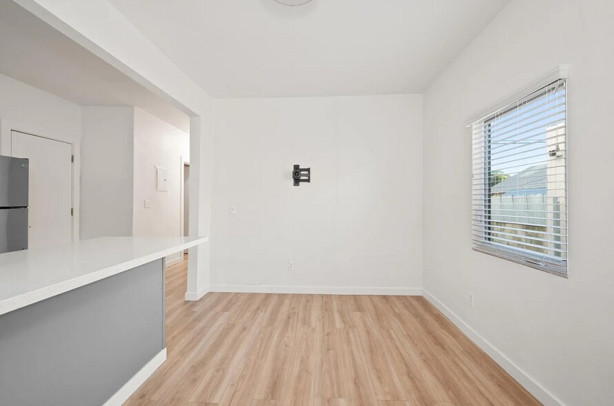 Building Photo - 411 E Burnett St