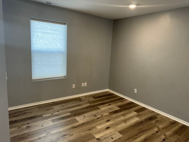 Building Photo - 4 bedroom 2.5 bathroom almost-new house in...