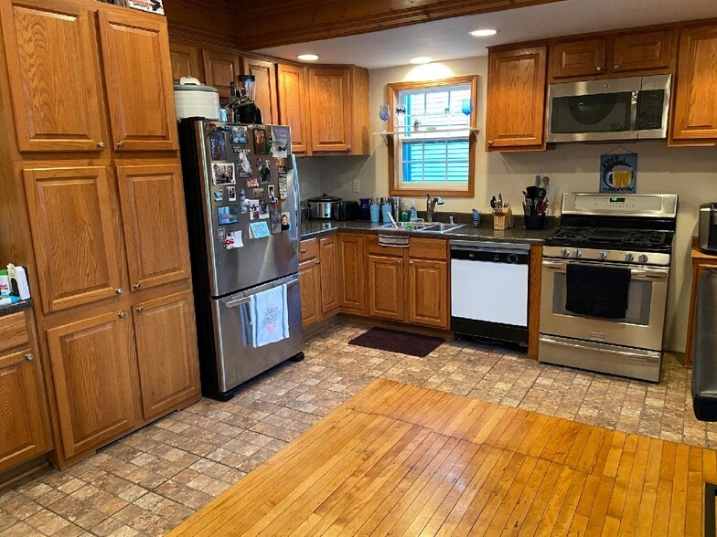 Kitchen - 1560 E Irving Plz