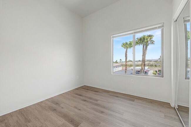 Building Photo - Gated 3 Bedroom condo located just off 215 & Eastern!
