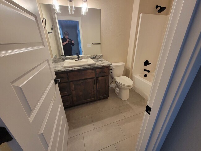 Building Photo - 3 Bedroom, 2.5 Bath Unit in Single Family ...