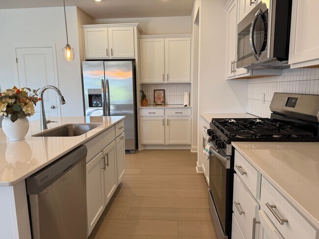 Building Photo - Stunning New Construction Home - Modern Lu...