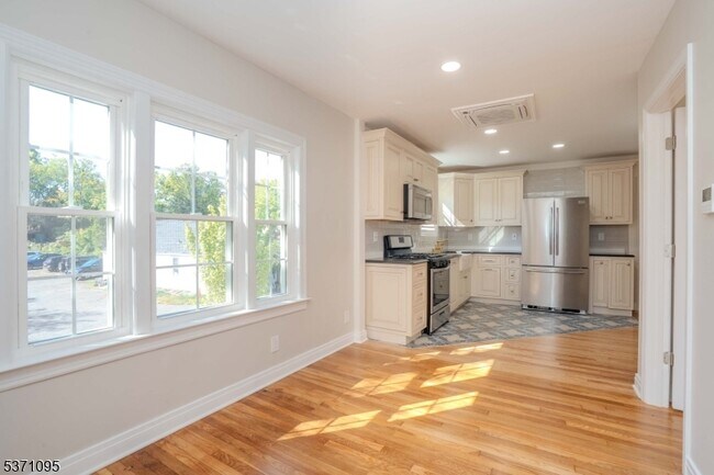 Building Photo - 135 Main St