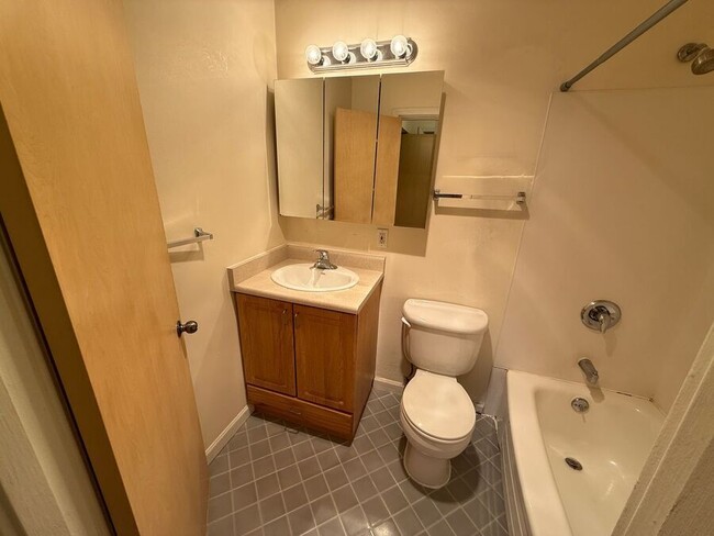 Building Photo - Spacious 2 bedroom with hardwood floors. W...