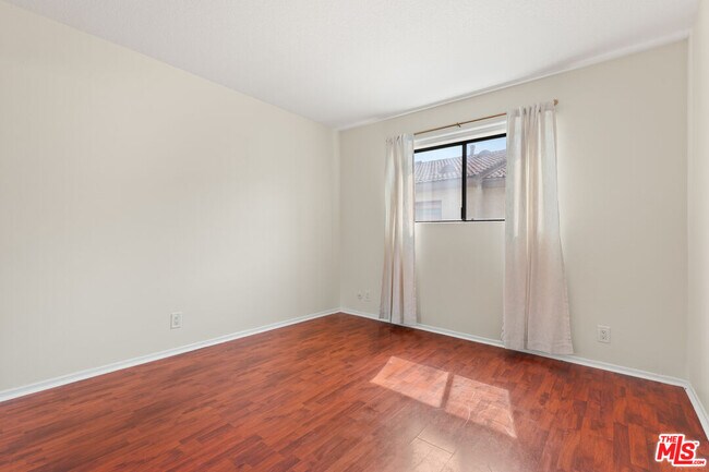 Building Photo - 6021 Lindley Ave
