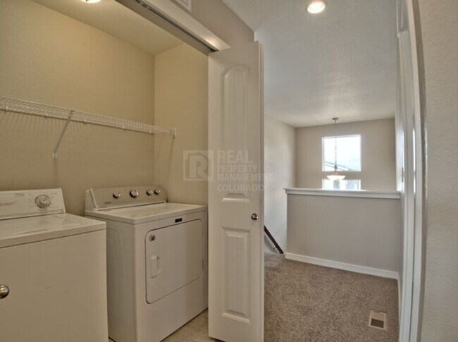 Building Photo - 1374 Sunshine Vly Wy