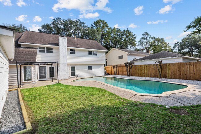 Building Photo - 827 Thicket Ln