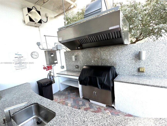 Building Photo - 6515 Collins Ave