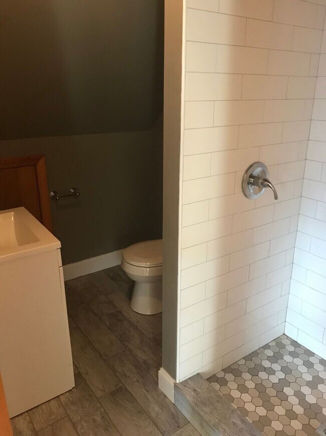 Building Photo - HOT NEWTON LISTING!!!