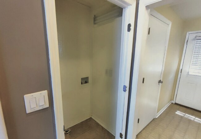 Building Photo - 3 bd/1 bth w/fenced yard. Close to all things Nash!