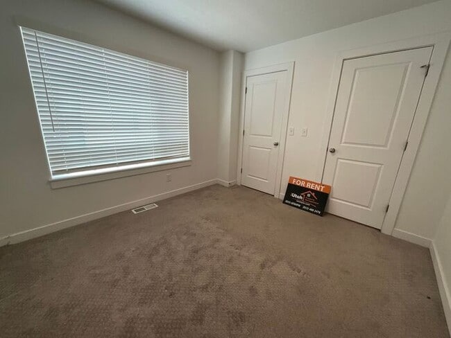 Building Photo - 4 Bedroom 3 Bath 2200 Sq ft Home 2 Car Garage.