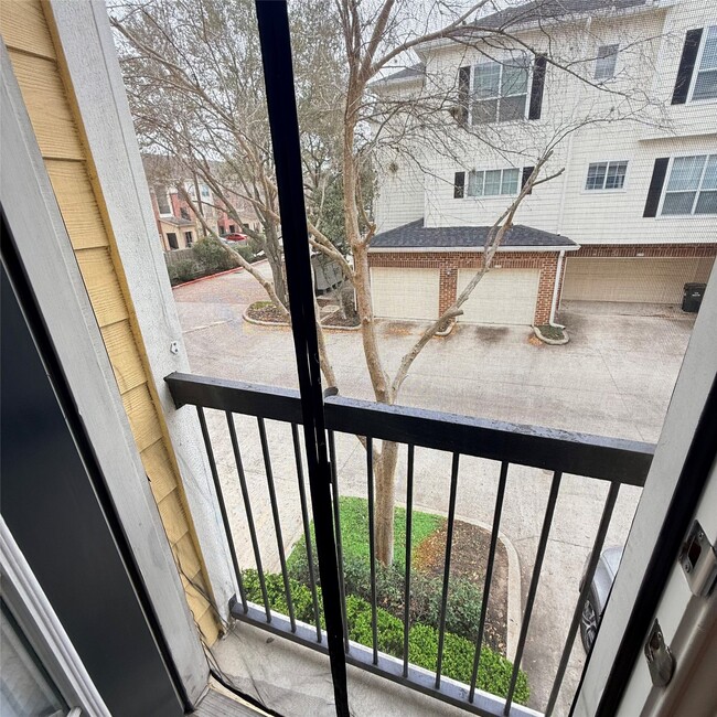 Building Photo - 9200 Westheimer Rd