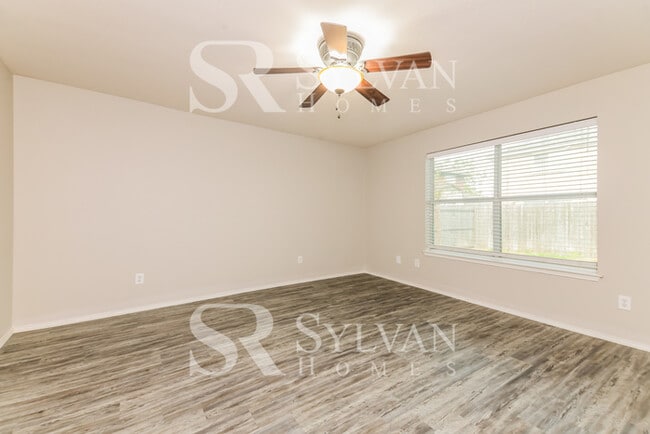 Building Photo - Don't miss out on this beautiful home!