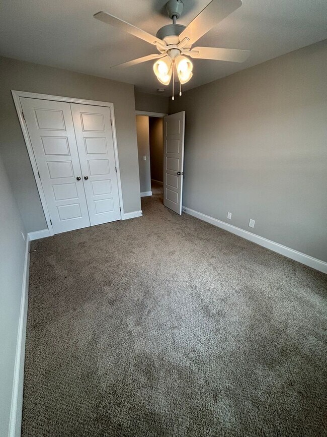 Building Photo - 4 Bedroom 2 1/2 Bath Pet Friendly Home For Rent Near Post!