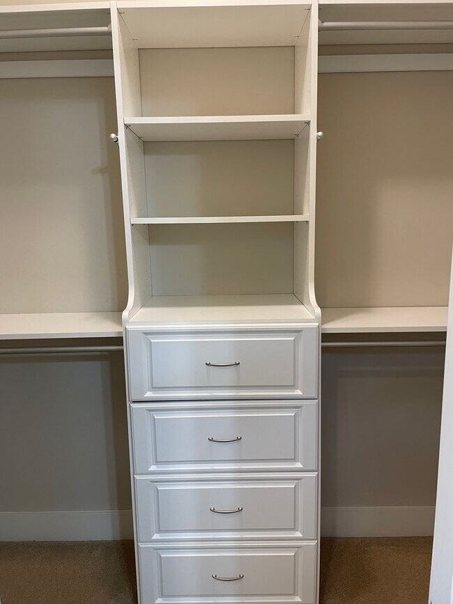 Building Photo - One level home with 2 Car Garage!