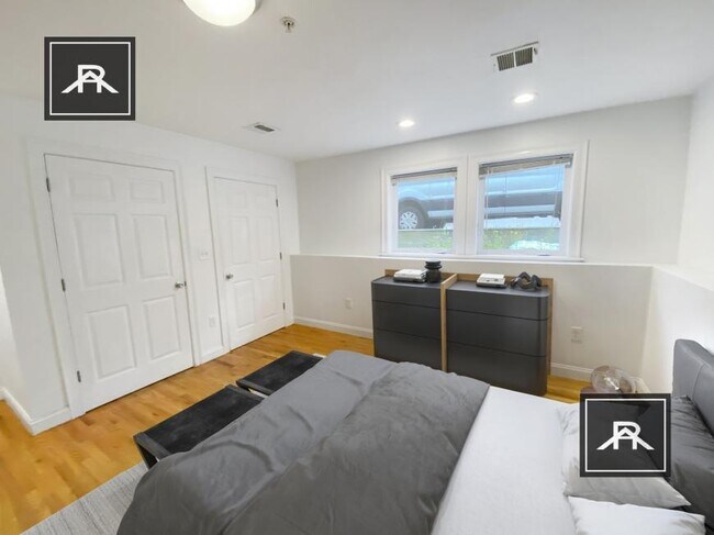 Building Photo - 3 bedroom in Boston MA 02130