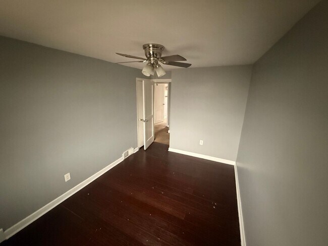 Building Photo - Spacious 3BR Home in Overbrook Park – Front Yard, Modern Kitchen, Washer and Dryer & Basement