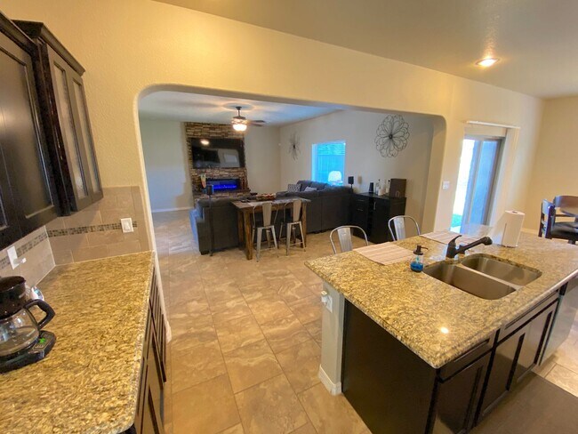 Building Photo - East El Paso 3 bed Refrig A/C w/ Gorgeous ...