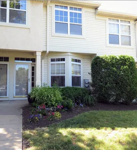 Building Photo - 305 Dresher Woods Dr