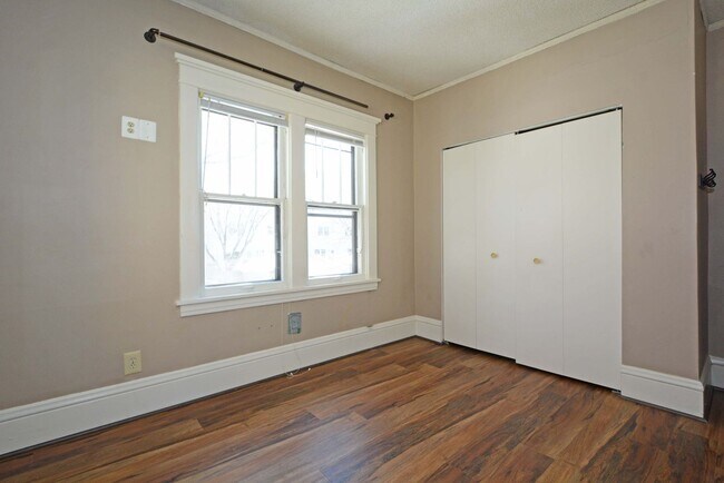 Building Photo - Spacious 2-Bedroom Unit in Minneapolis - Great Location!