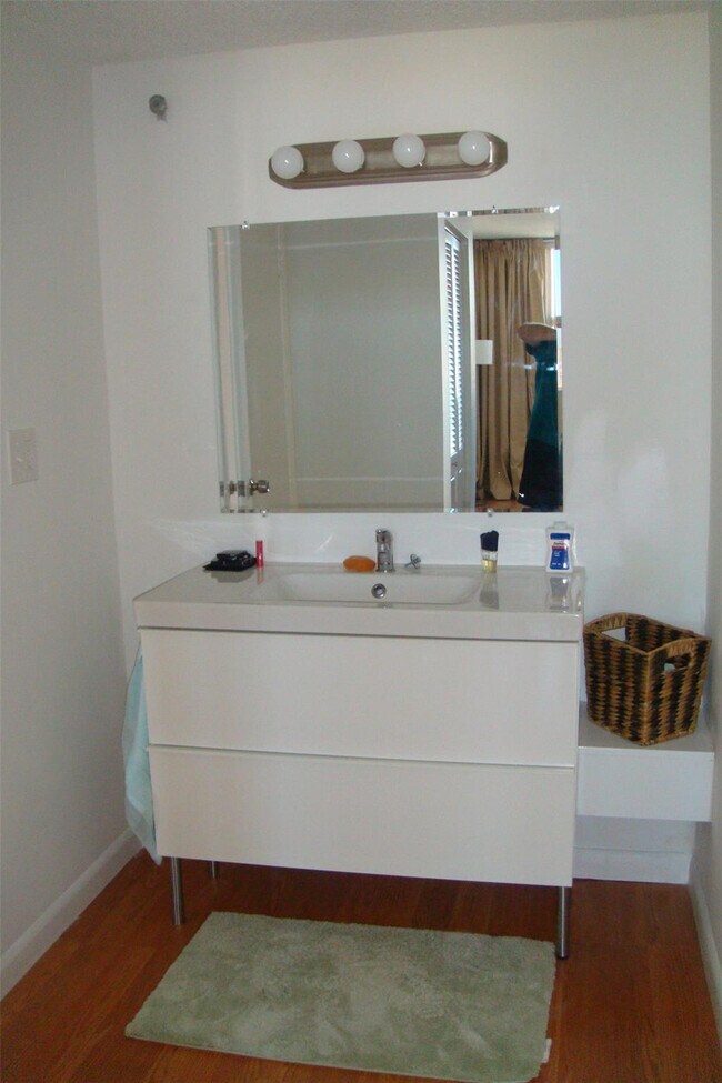 Building Photo - 500 Bayview Dr