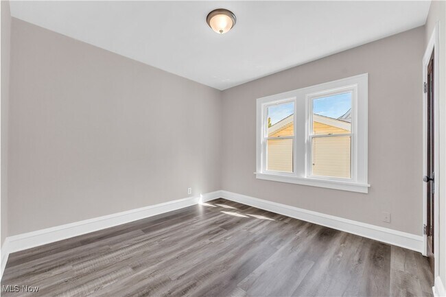 Building Photo - 10602 Langton Ave