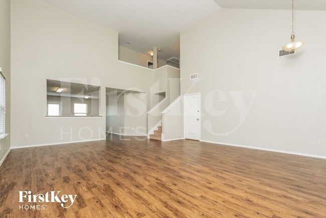 Building Photo - 223 Thoroughbred St