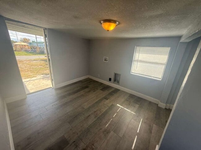 Building Photo - Lakeland 2/1 House  Apply for FREE This Holiday Season!