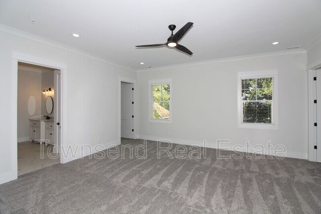 Building Photo - 209 Fairway Dr