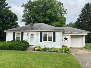 Building Photo - Fenced Yard and Garage