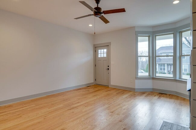 Building Photo - Stunning 3BE/2.5BA in the SHELBY PARK area! Easy DOWNTOWN access!