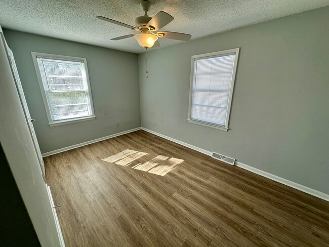 Building Photo - 3 Bedroom 1.5 Bathroom Home - Newly Updated - Available Now