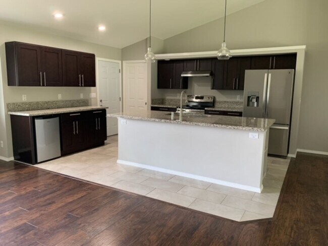 Building Photo - 3 bed/2 bath - Ready to Move In