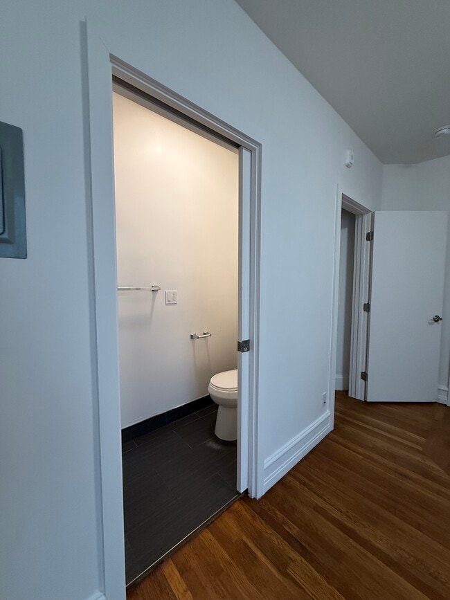 Building Photo - 696 Bush St