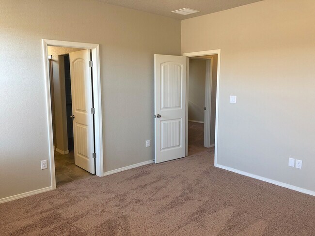 Building Photo - Spacious 4 bedroom Rio Rancho home in Enchanted Hills! Refrigerated air. Right off 550