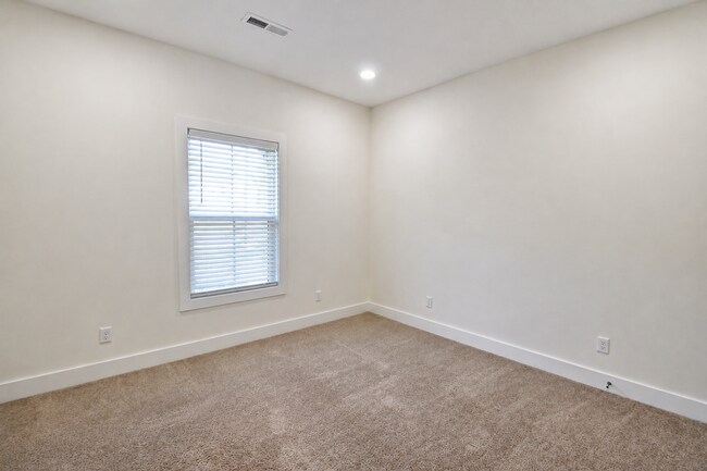 Building Photo - 511 Creekview Ln