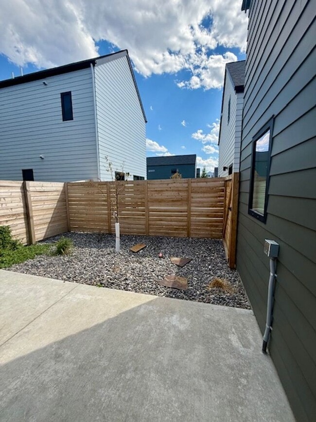 Building Photo - Single Family HOME with 3 Bedrooms 2 1/2 Bathrooms - Where Mountains meet you at upscale living!