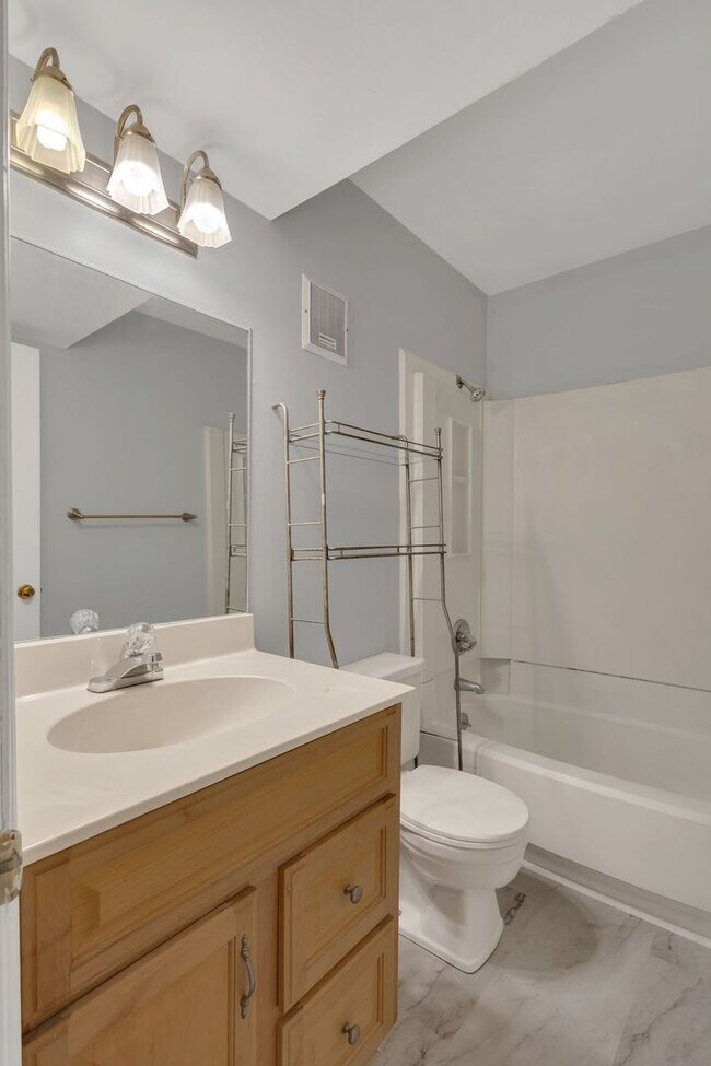 Building Photo - Walkable 2BR/2BA Condo Between Vanderbilt & Belmont + Modern Updates