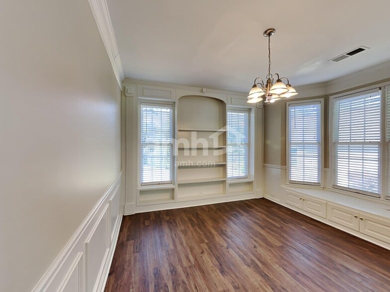 Building Photo - 2923 Villa Lake Dr